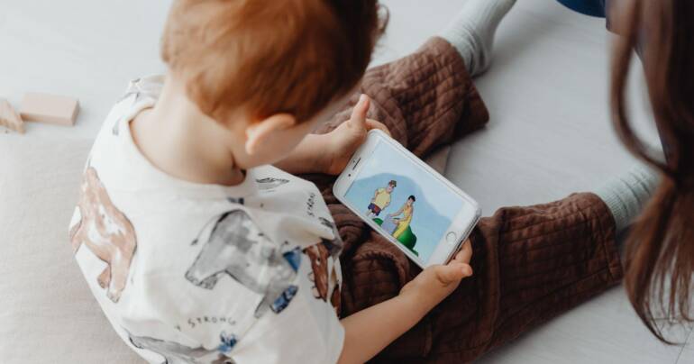 Copilul repetă replici din desene, dar nu răspunde la întrebări. Ce înseamnă și când este nevoie de evaluare logopedică?